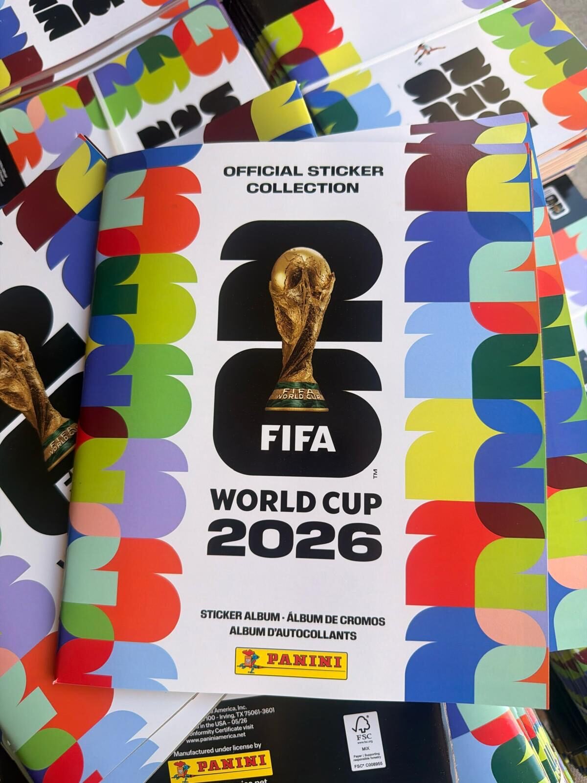 Álbumes Panini FIFA 2026 donados por Casa Argentina de Houston y Doray Castillo